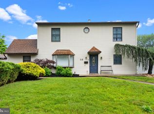 10 Queen Lily Rd, Levittown, PA 19057