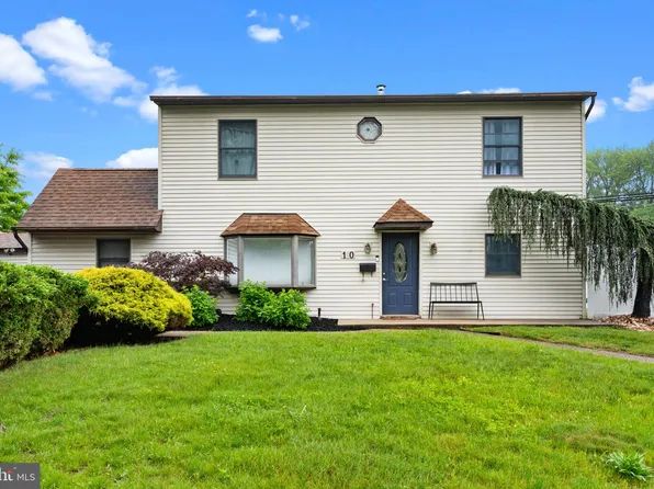 10 Queen Lily Rd, Levittown, PA 19057