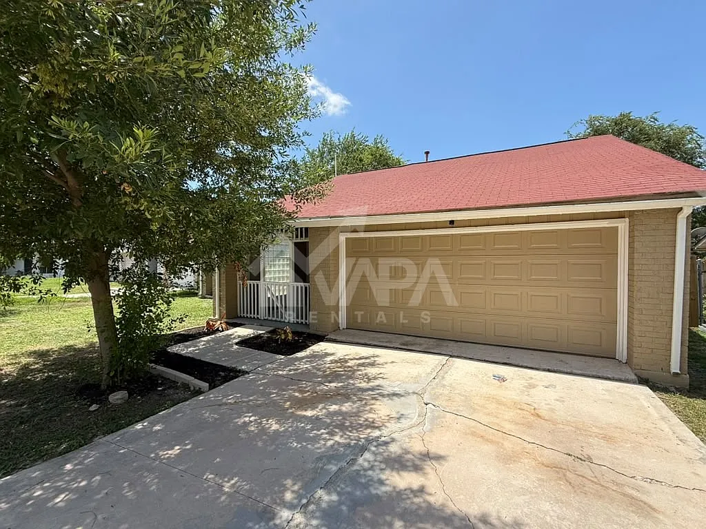 3 bed, 1172 sqft, $2,100 — Photo 2