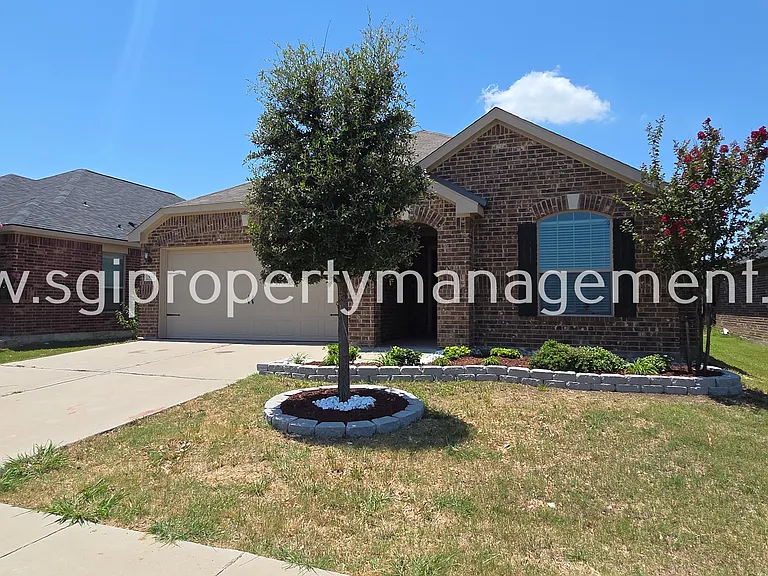 942 Primrose Dr — Photo 2