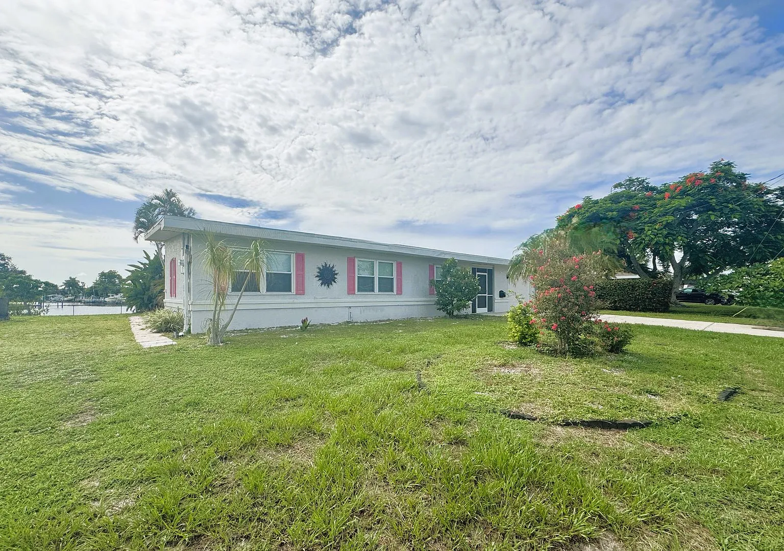 Waterfront Pool Home in Port Charlotte — Photo 2