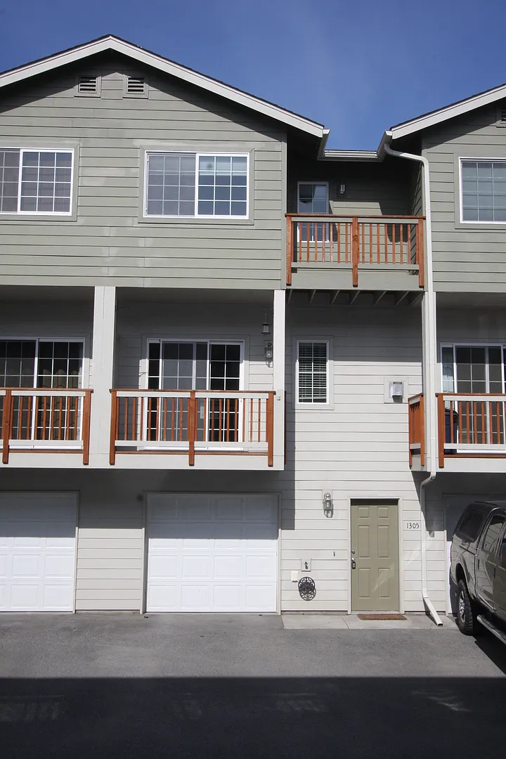 2 Bedroom Townhouse near Downtown Anchorage — Photo 1