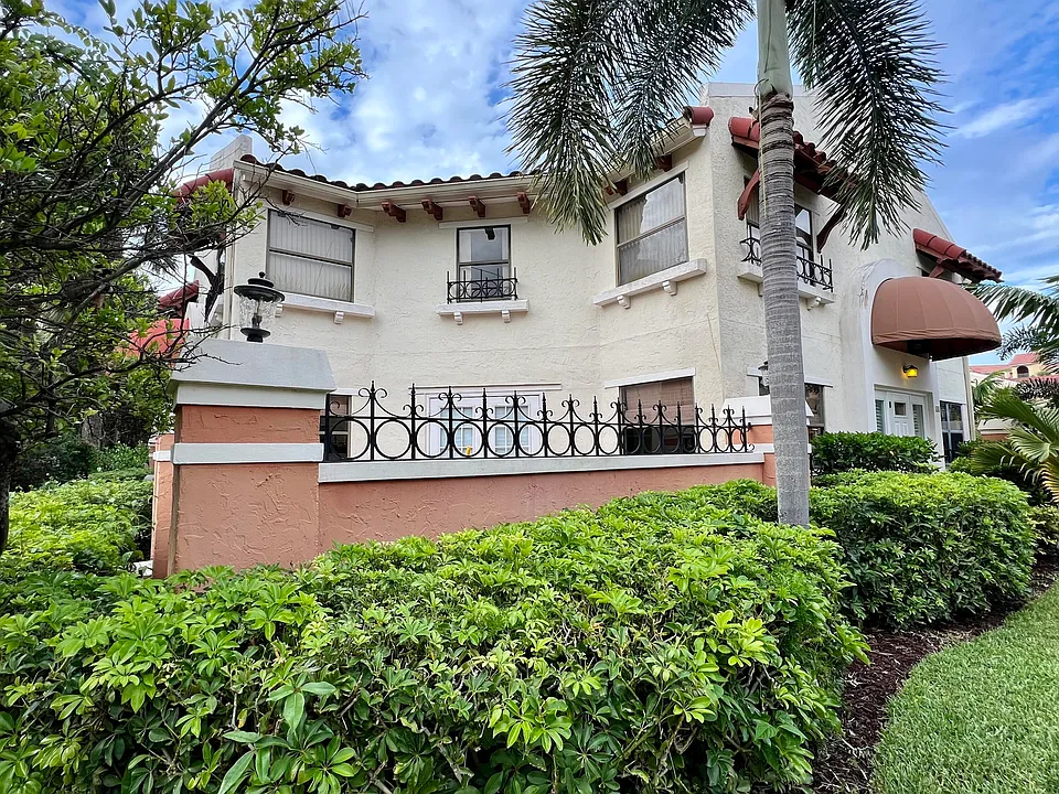 13 Uno Lago Dr