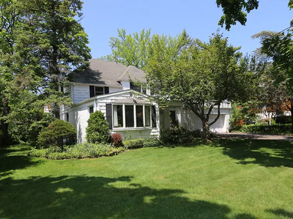 109 Crescent Ln, East Hills, NY 11577