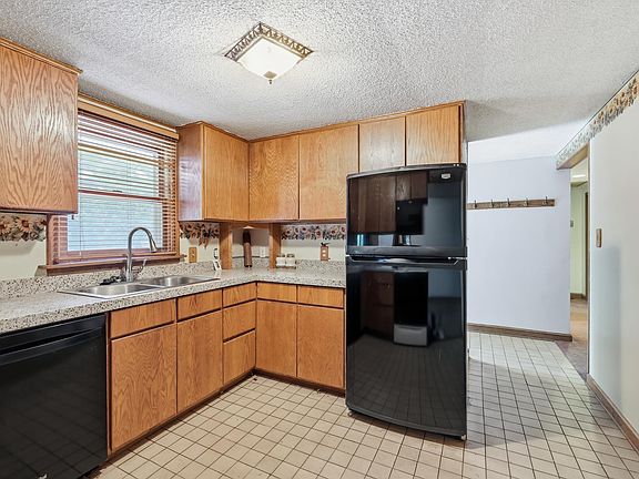 5th image of 1045 McKnight Rd S