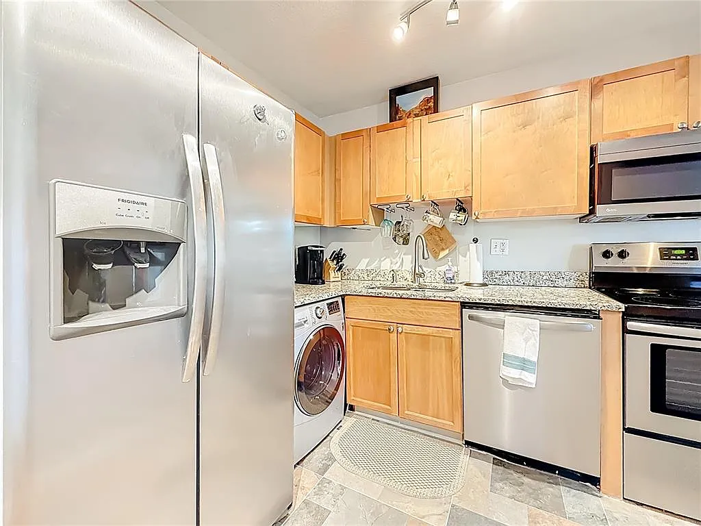1 bed, 1.0 bath, 694 sqft, $1,950 — Photo 4