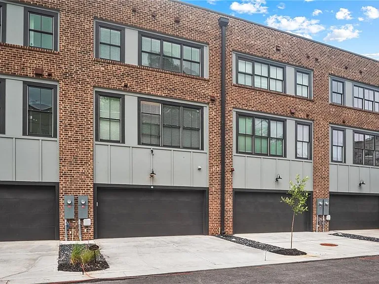 585 King Arnold St — Photo 32