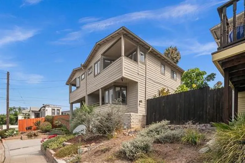 3 bed, 2.5 bath, 1858 sqft, $6,000 — Photo 3