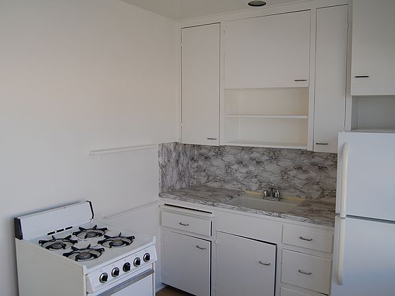 4th image of 20 Roycroft Ave #6