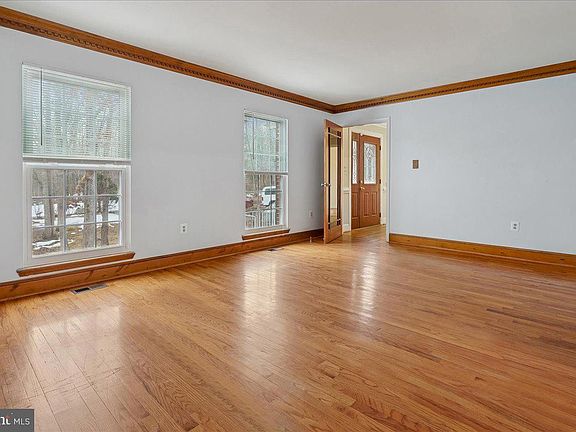 4th image of 4790 Stonehurst Dr