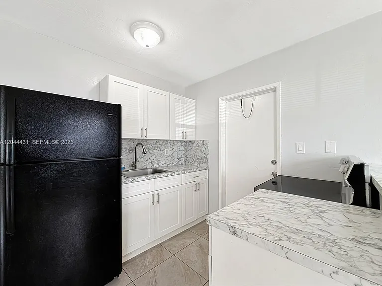 533 NW 15th Way — Photo 7