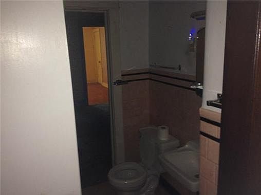 4th image of 135 Bellaire Ave