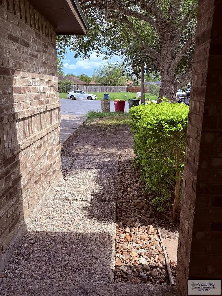 3 bed, 2.0 bath, 1438 sqft, $2,200 — Photo 2