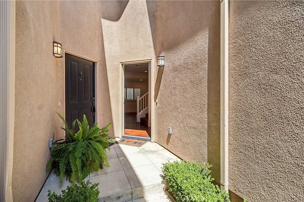 2 bed, 2.5 bath, 1457 sqft, $4,700 — Photo 2
