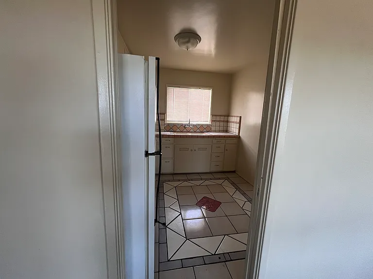 525 E Rhea St — Photo 3