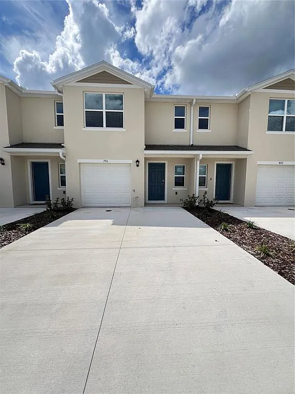3 bed, 2.5 bath, 1464 sqft, $2,100 — Photo 1