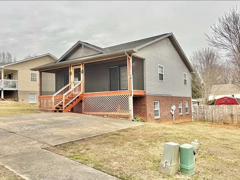 1023 Justus Dr — Photo 3