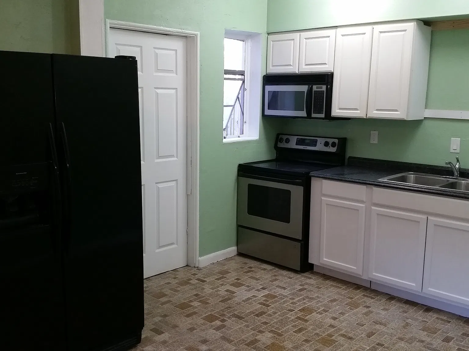 3 bed, 1021 sqft, $2,700 — Photo 3