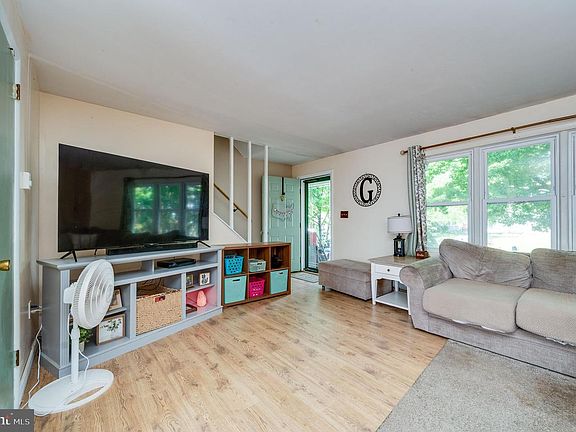 3rd image of 521 Linden St