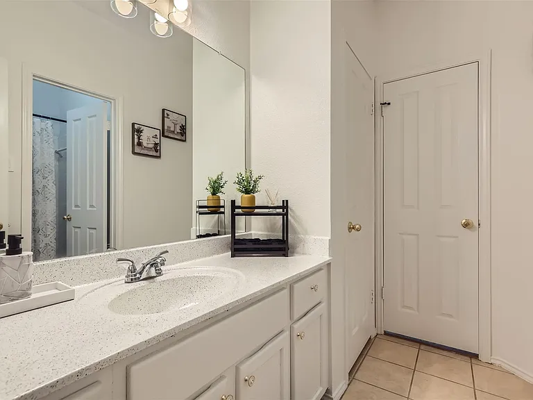1016 Thackeray Ln — Photo 22
