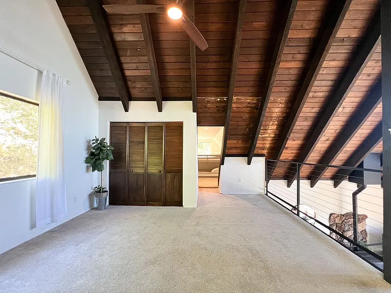 542 E Spring St — Photo 30