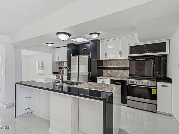 5th image of 10548 Sidney St