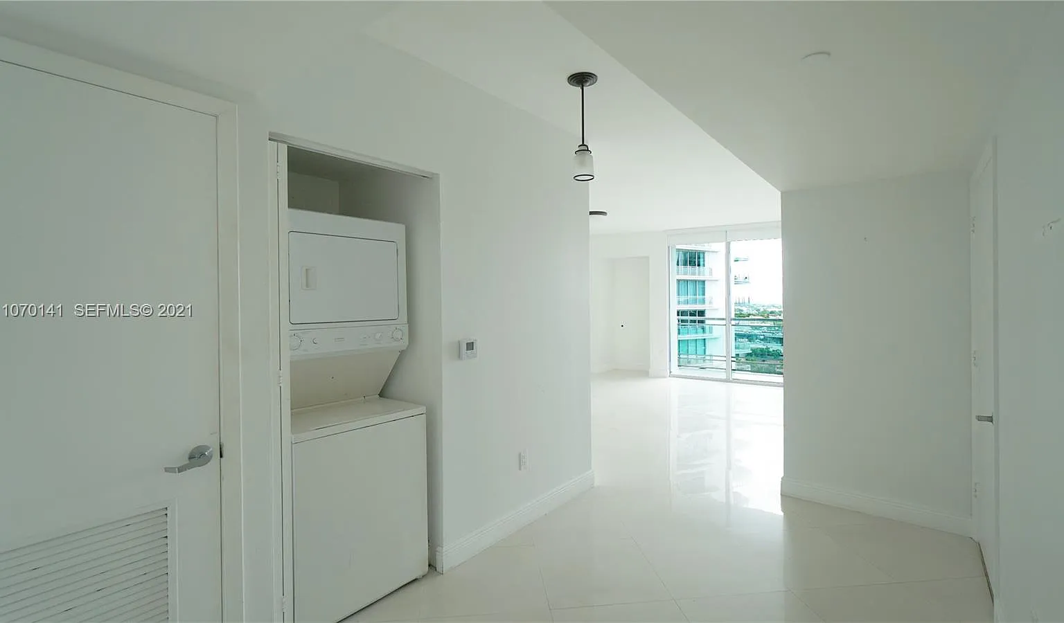 Studio, 698 sqft, $2,600 — Photo 4