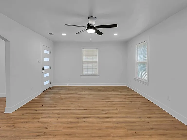 2525 Cole Ave — Photo 5