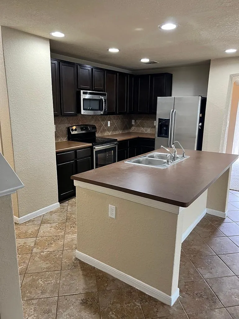 3 bed, 2.5 bath, 2261 sqft, $2,100 — Photo 3