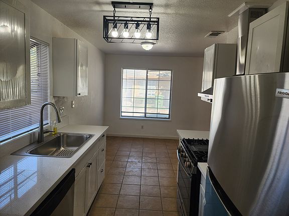4th image of 3325 Holly Dr APT B