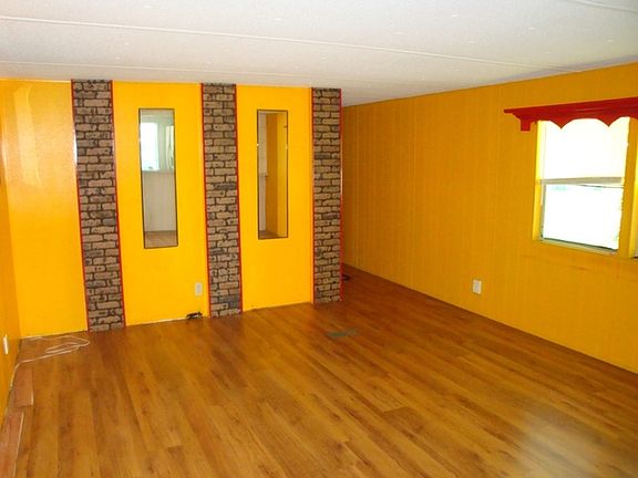 3rd image of 881 Poinsettia St