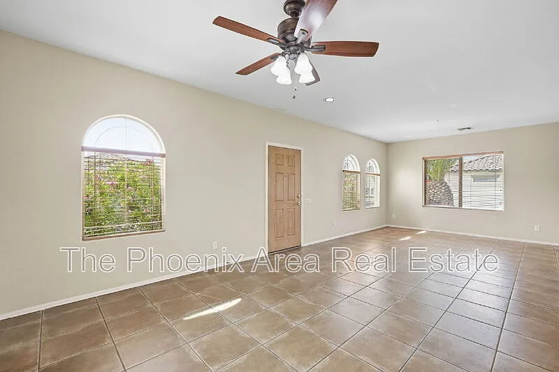 4 bed, 3.5 bath, 2380 sqft, $2,295 — Photo 2