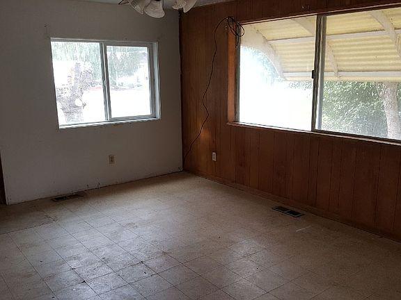 3rd image of 380 6th Ave E