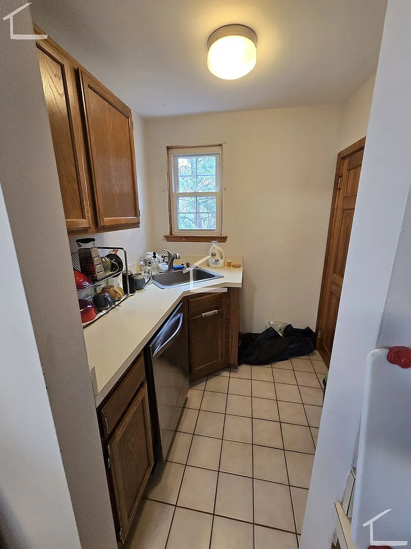 Nicely located 1 bed in Watertown available now! — Photo 1