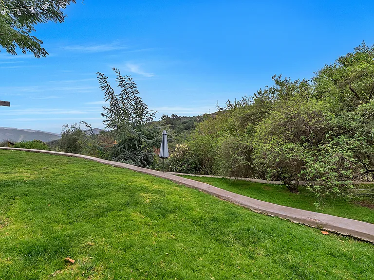 Medley Ln — Photo 47