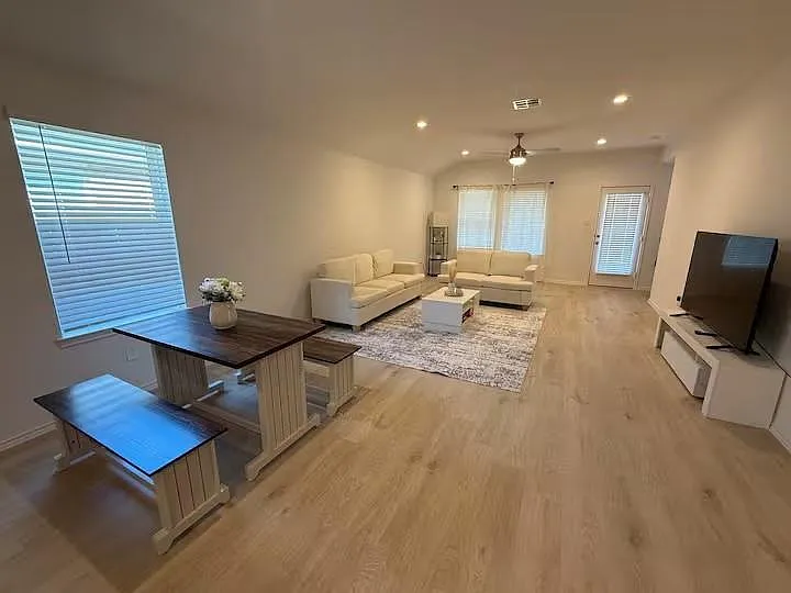 4 bed, 2.0 bath, 1830 sqft, $2,350 — Photo 3