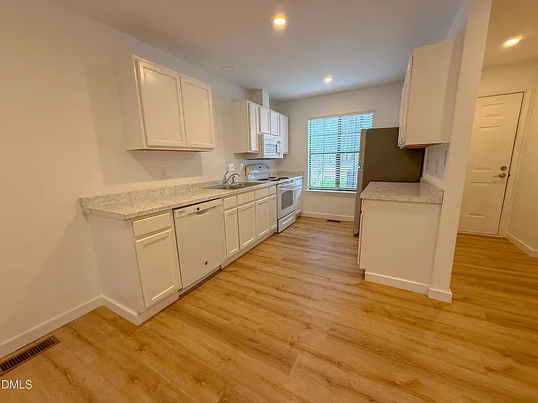 4247 The Oaks Dr — Photo 7