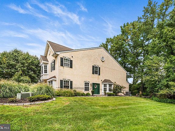 2nd image of 39 Versailles Blvd