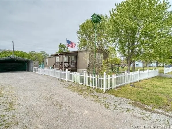 1118 S Maple St, Nowata, OK 74048