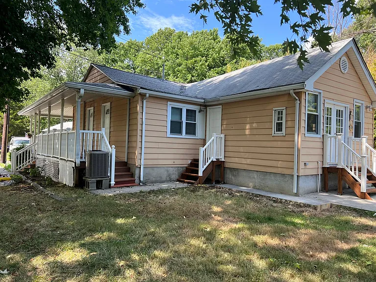24 Hobson Ave — Photo 4