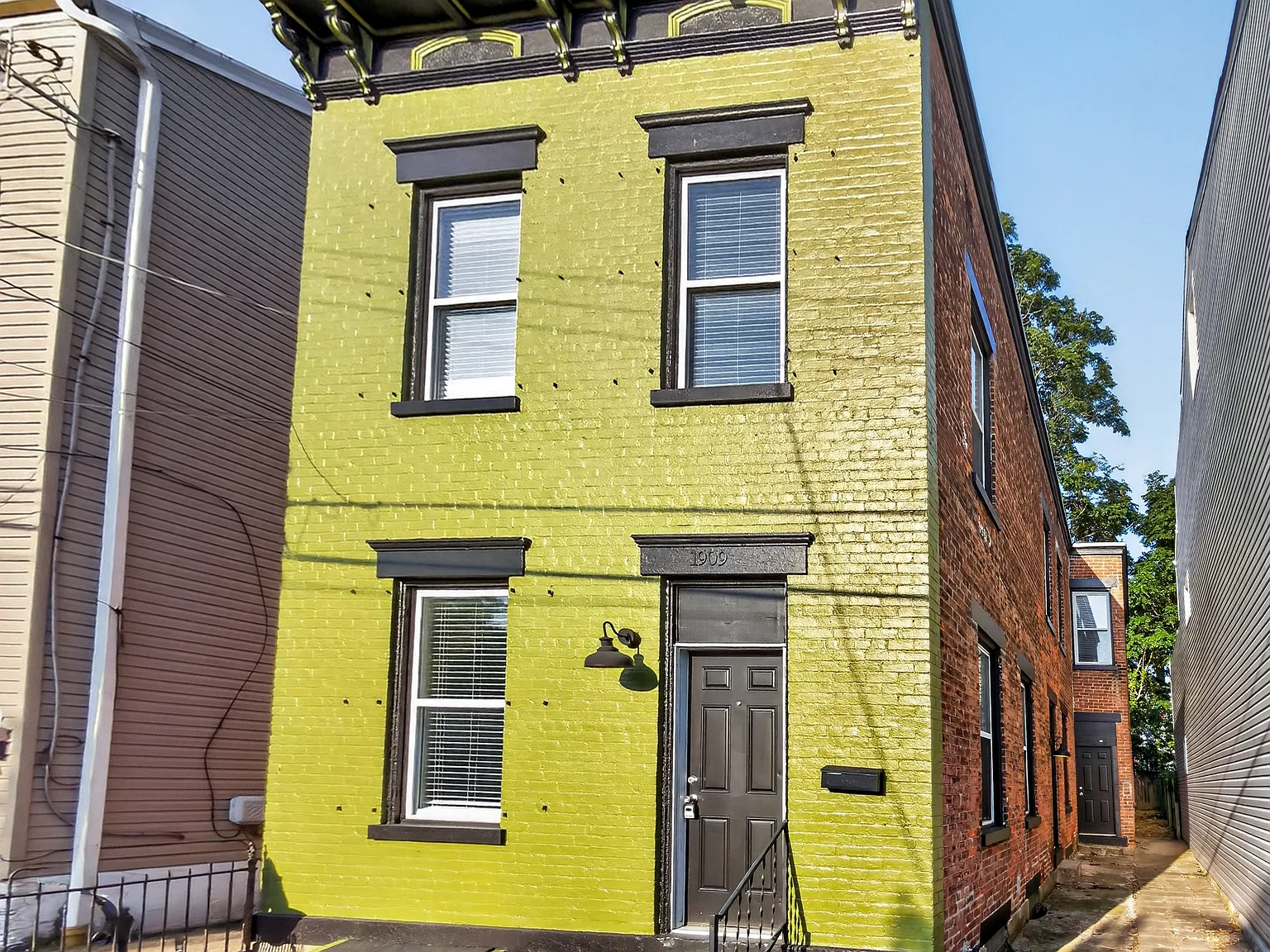 3 bed, 1.5 bath, 1800 sqft, $2,200 — Photo 3