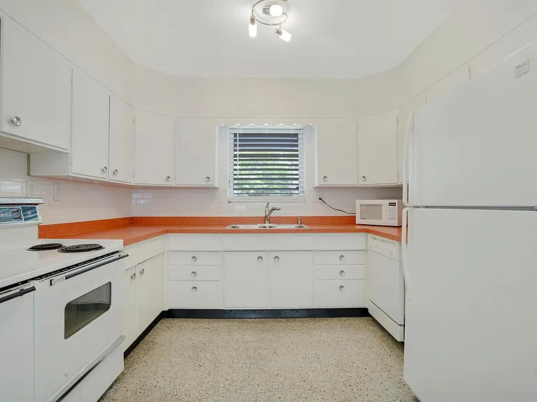3410 Poinsettia Ave — Photo 30