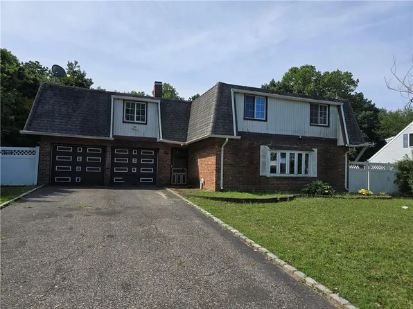 10 Sunburst Lane, Bellport, NY 11713