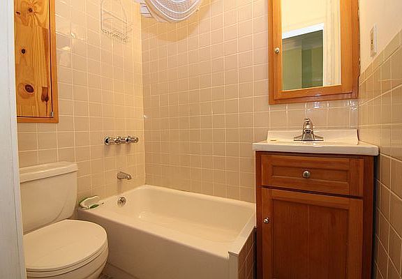 3rd image of 224 Kingsland Ave APT 2L