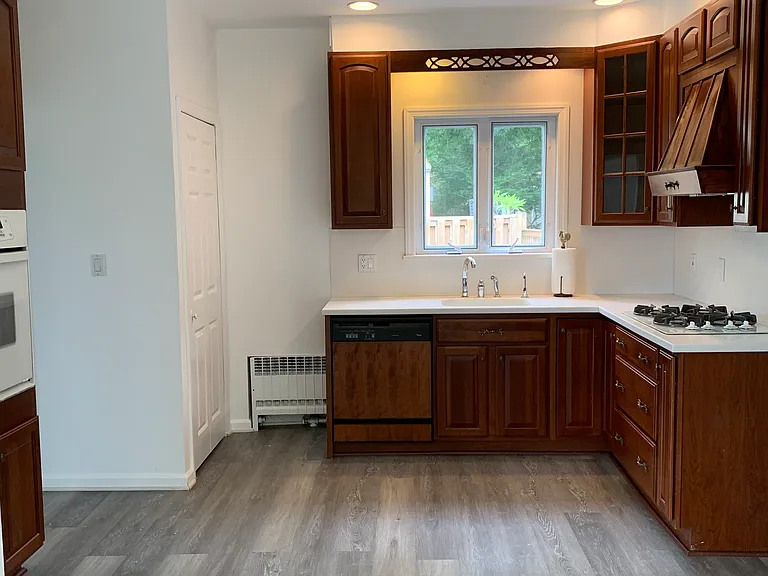 73 E Gouverneur Ave — Photo 2
