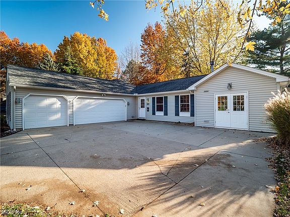 2nd image of 32401 Birchwood Ln