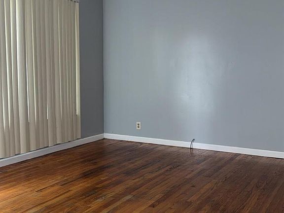 3rd image of 8094 Oak St