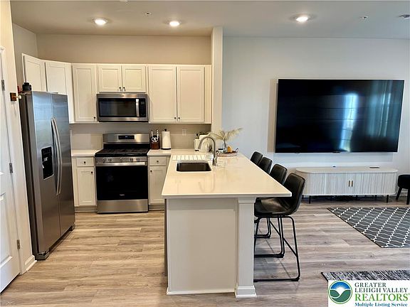 2nd image of 1237 Martin Rd