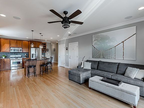 2nd image of 5106 N Lincoln Ave Unit 2S