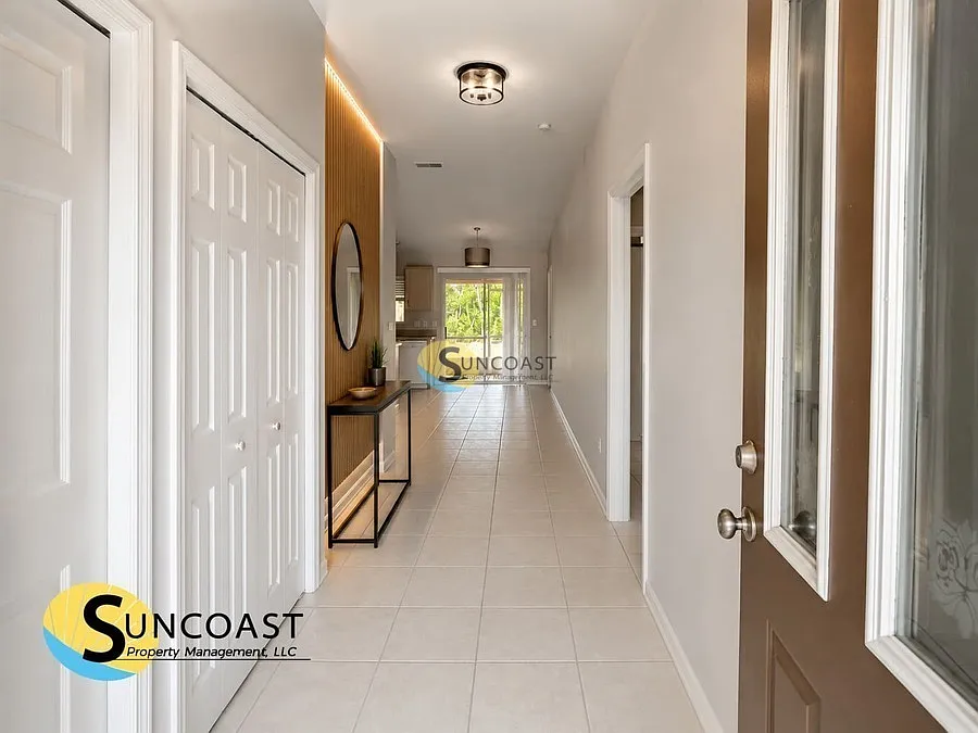 Spacious 3 Bedroom Duplex with Garage! — Photo 2